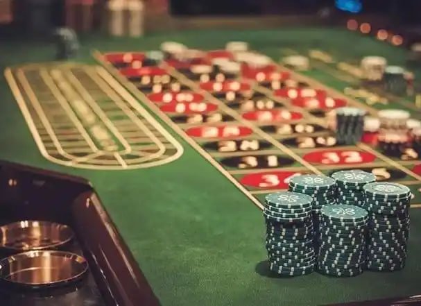 buffalo777 အက်ပ် မြန်မာဖုန်းတွင် Slots နှင့် Live Casino ကစားနေသောမြင်ကွင်း